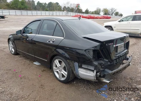 2011 Mercedes-Benz C 300 Sport z USA, uszkodzony, nr VIN WDDGF5EB5BA525563